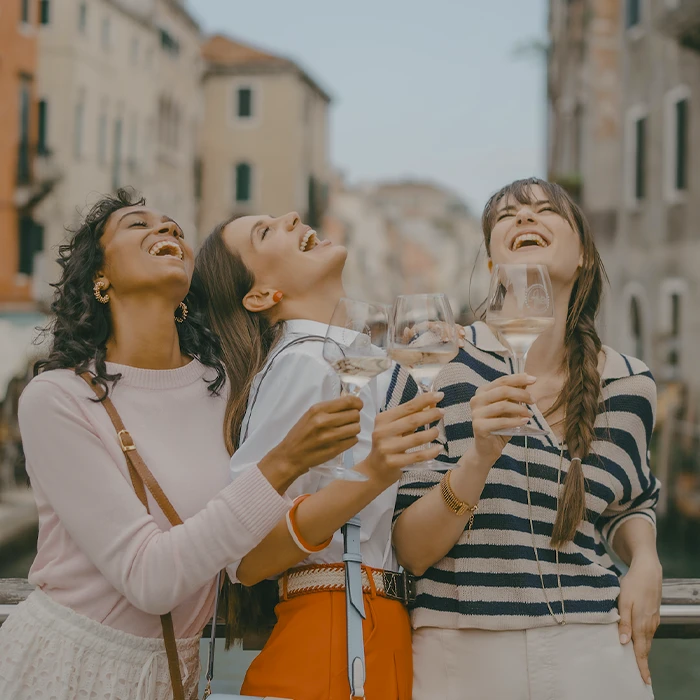 Pinot grigio DOC delle Venezie - Rgazze brindano a Venezia