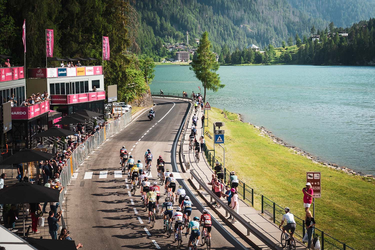 Giro Italia 2026 - Ciclisti riva lago - Pinot grigio DOC delle venezie