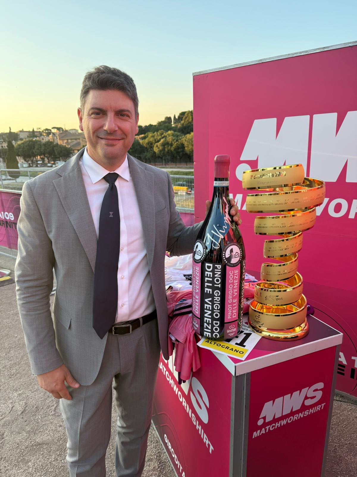Giro Italia 2026 - Direttore Sequino con bottiglia - Pinot grigio DOC delle venezie