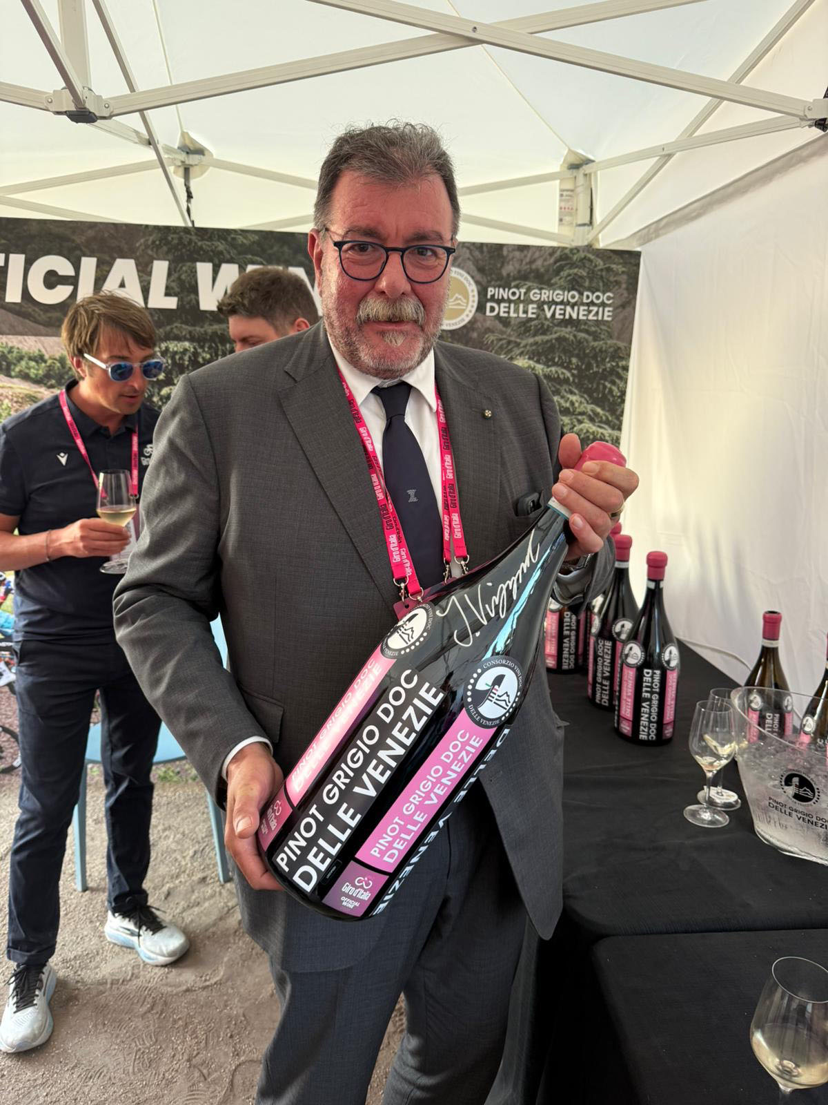 Giro Italia 2026 - Presidente Rigotti con bottiglia - Pinot grigio DOC delle venezie