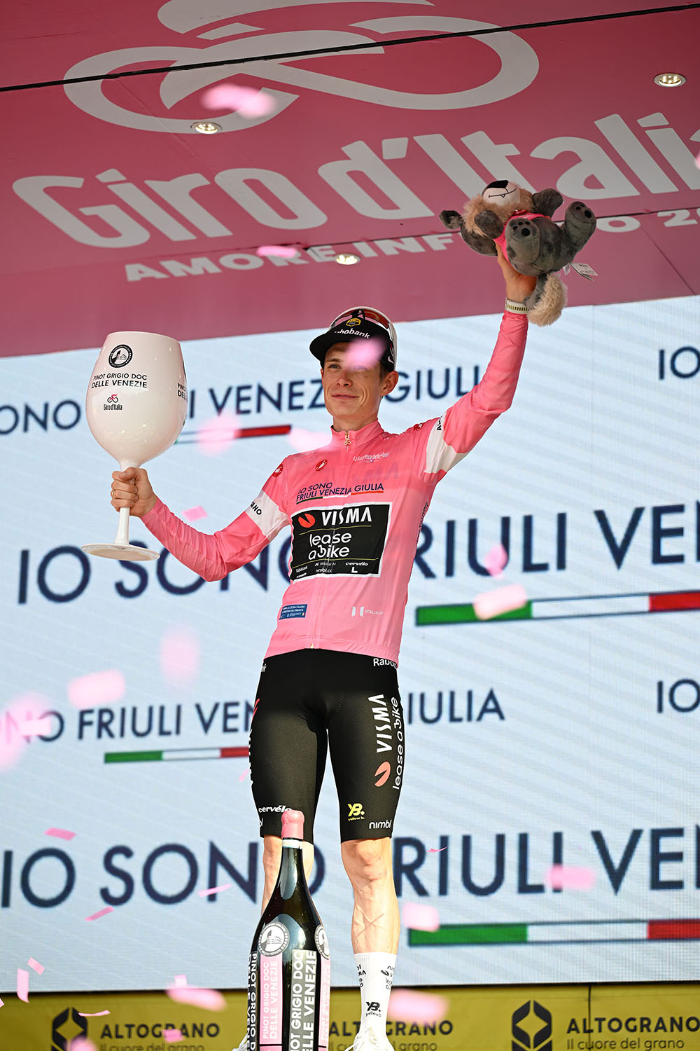 Giro Italia 2026 - podio maglia rosa - Pinot grigio DOC delle venezie